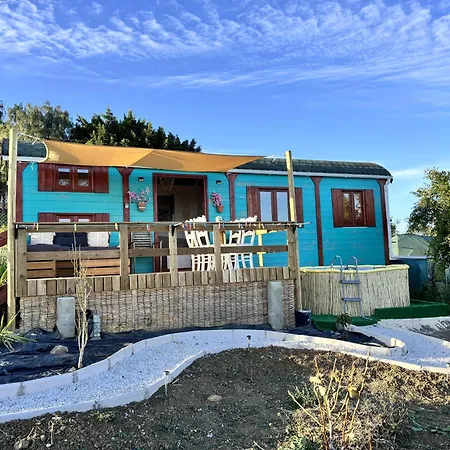 Sleeps 2 - Pool Balcony Mountain Views شاليه إِستيبونا