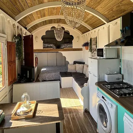 Sleeps 2 - Pool Balcony Mountain Views شاليه